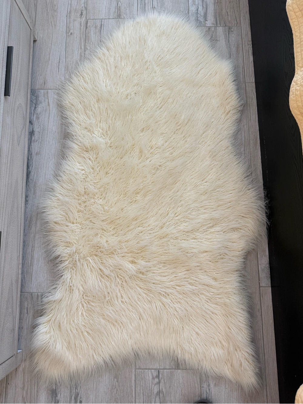 At home Lightweight Ivory faux Sheepskin Accent Rug
